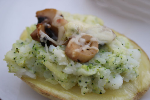Patata rellena de brocoli y champiñones