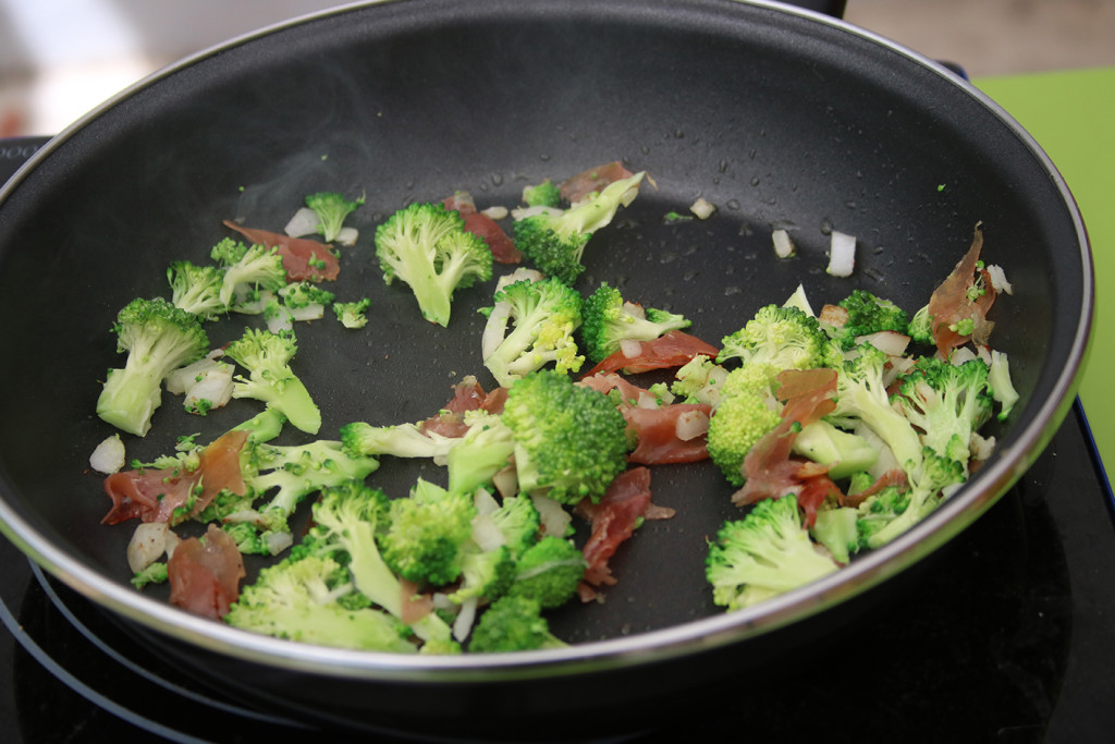 sandich de brocoli y jamon saltear sandich de brocoli y jamon saltear
